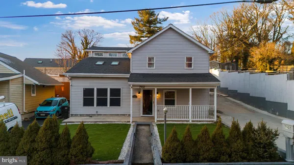 a view of a yard in front of a house