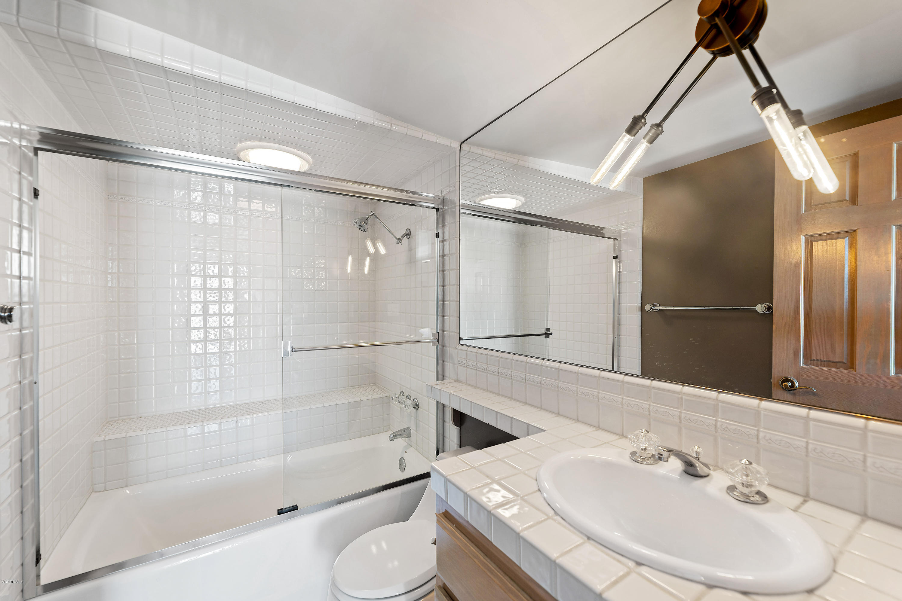 2045 Ravoli Drive Oxnard, CA 93035 - Photo 24 of 36 2045 ravoli MLS third floor bathroom