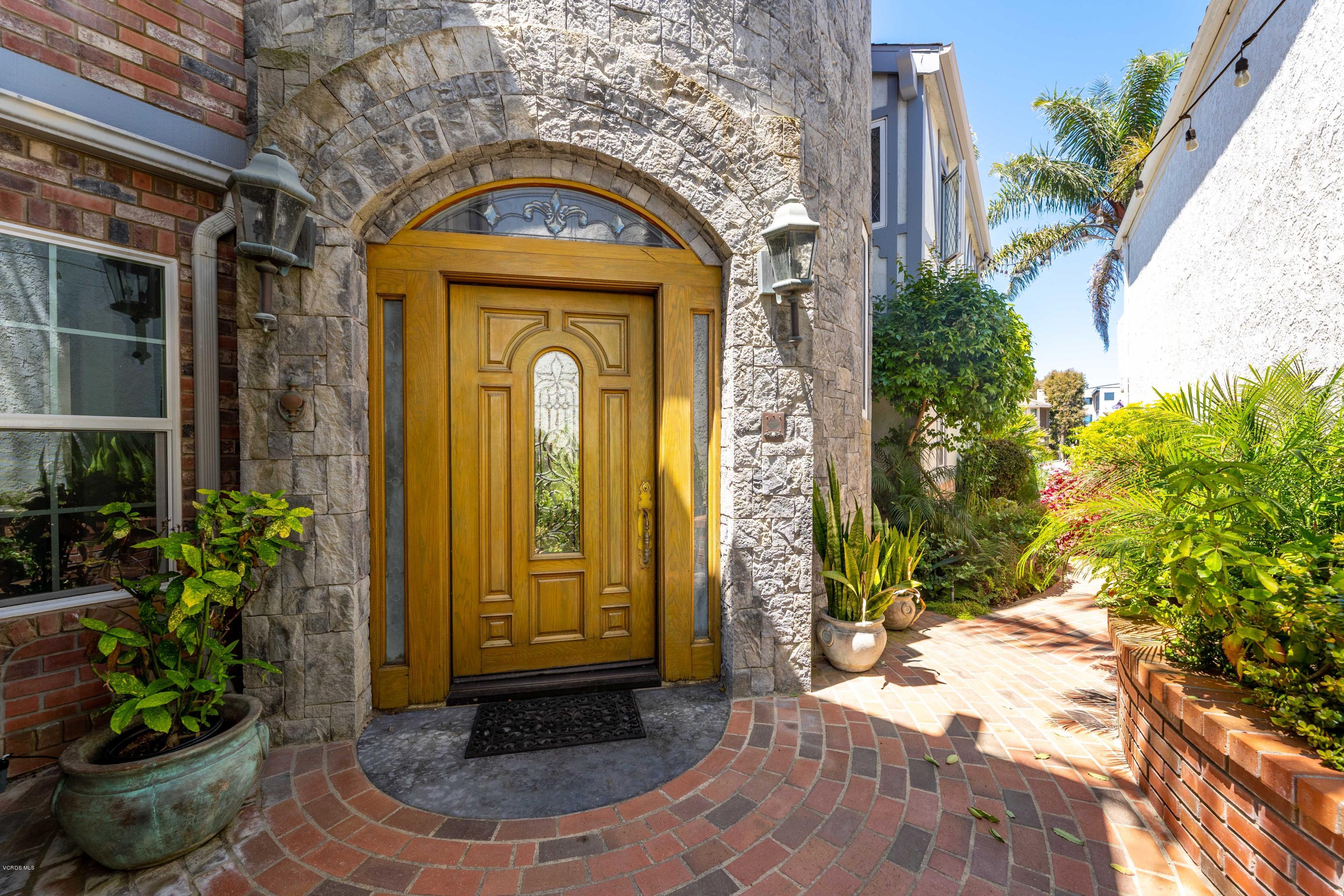 2045 Ravoli Drive Oxnard, CA 93035 - Photo 4 of 36 2045 ravoli Front door