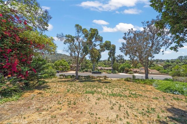 a view of a yard with yellow house