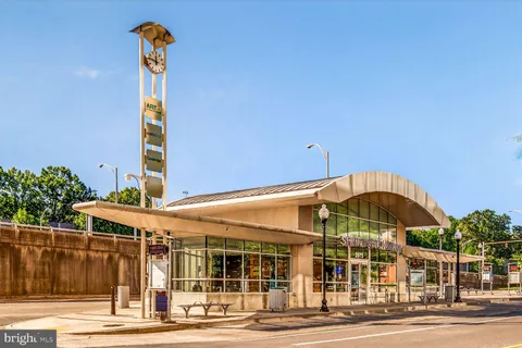 $405,000 | 2800 South Wakefield Street, Unit A, Arlington, VA 22206