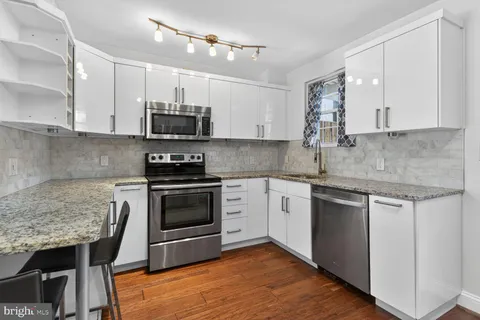 $405,000 | 2800 South Wakefield Street, Unit A, Arlington, VA 22206