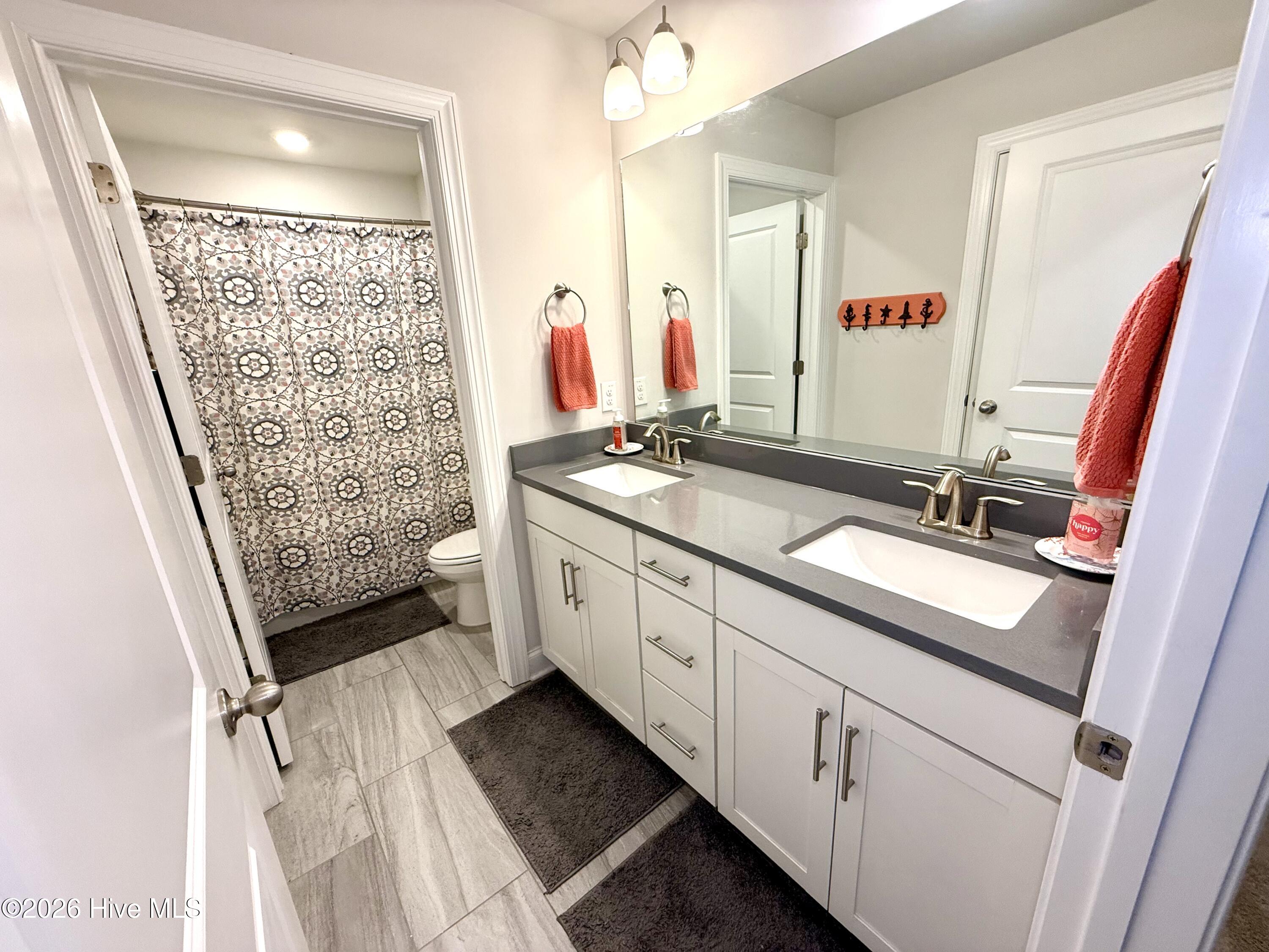 5010 Spring Green Pass New Bern, NC 28562 - Photo 28 of 61 2nd floor bathroom