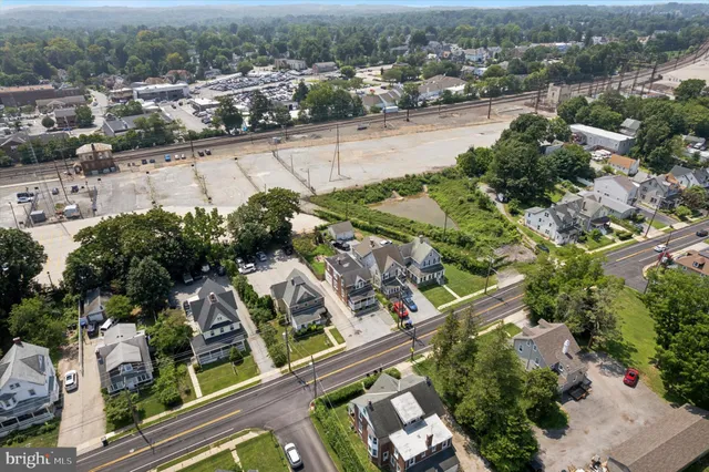 an aerial view of a house with outdoor space and lake view
