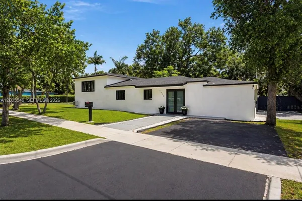 a view of a house with a yard