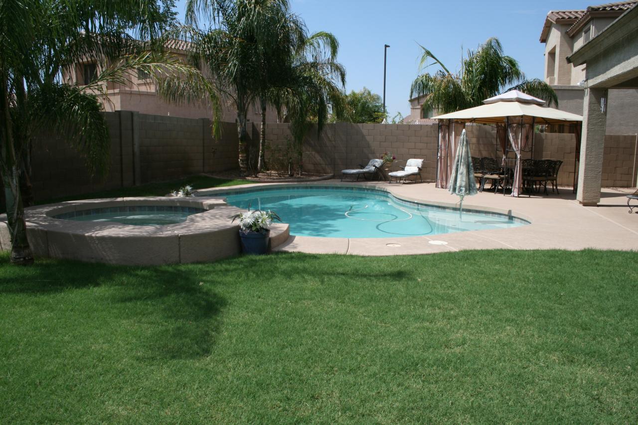4642 South Calico Road Gilbert, AZ 85297 - Photo 5 of 20 a backyard of a house with yard and trampoline