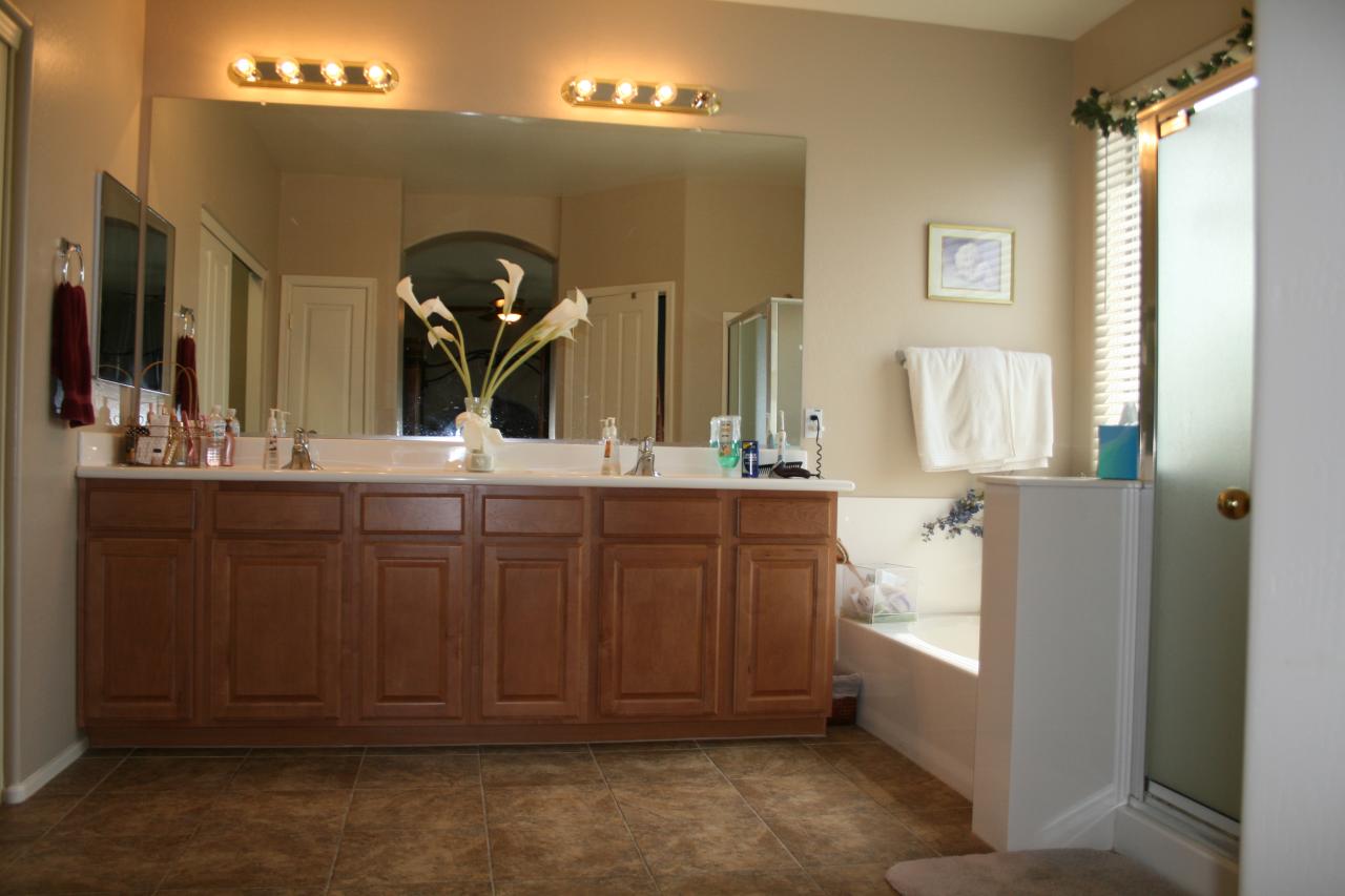 4642 South Calico Road Gilbert, AZ 85297 - Photo 7 of 20 a bathroom with a double vanity sink and a mirror