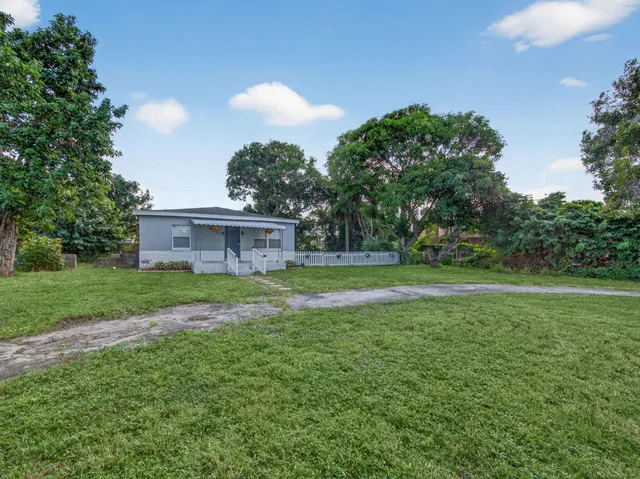 a view of a house with a big yard