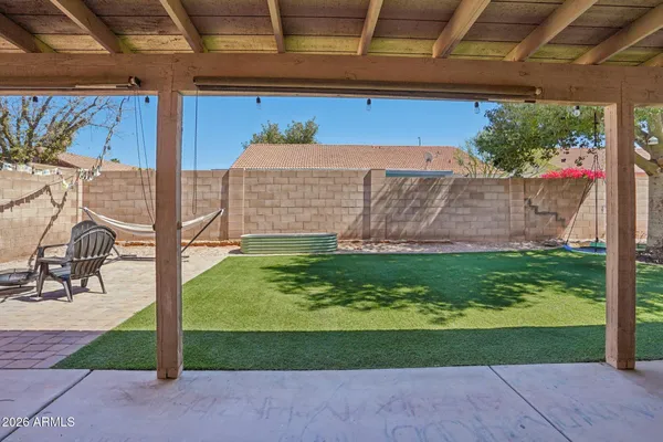 a view of a backyard