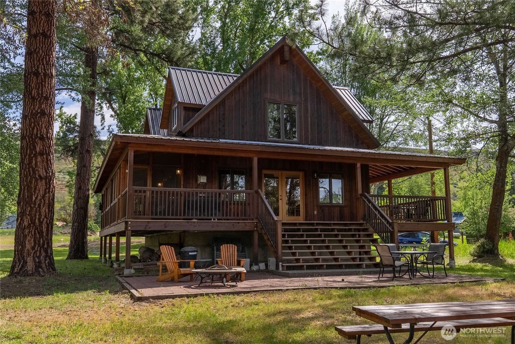 104 Center Street Winthrop, WA 98862 - Photo 4 of 40