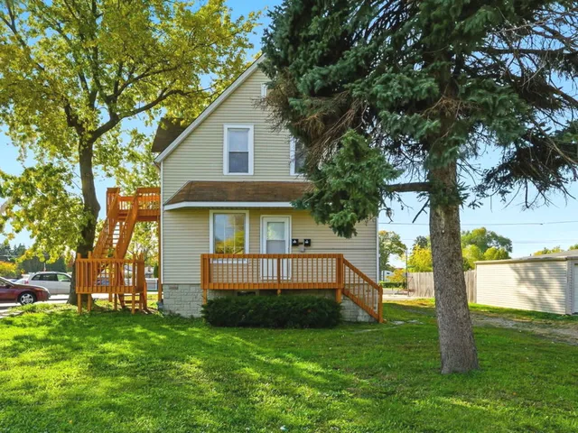 a view of a house with a yard