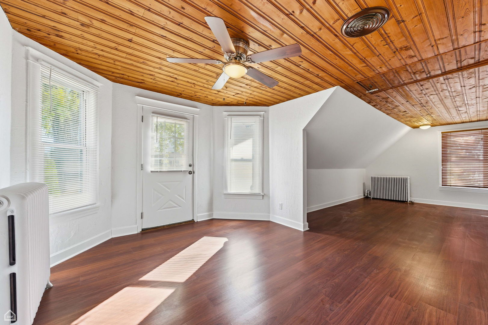 7635 West Foster Avenue Chicago, IL 60656 - Photo 16 of 24 a view of empty room with wooden floor and fan