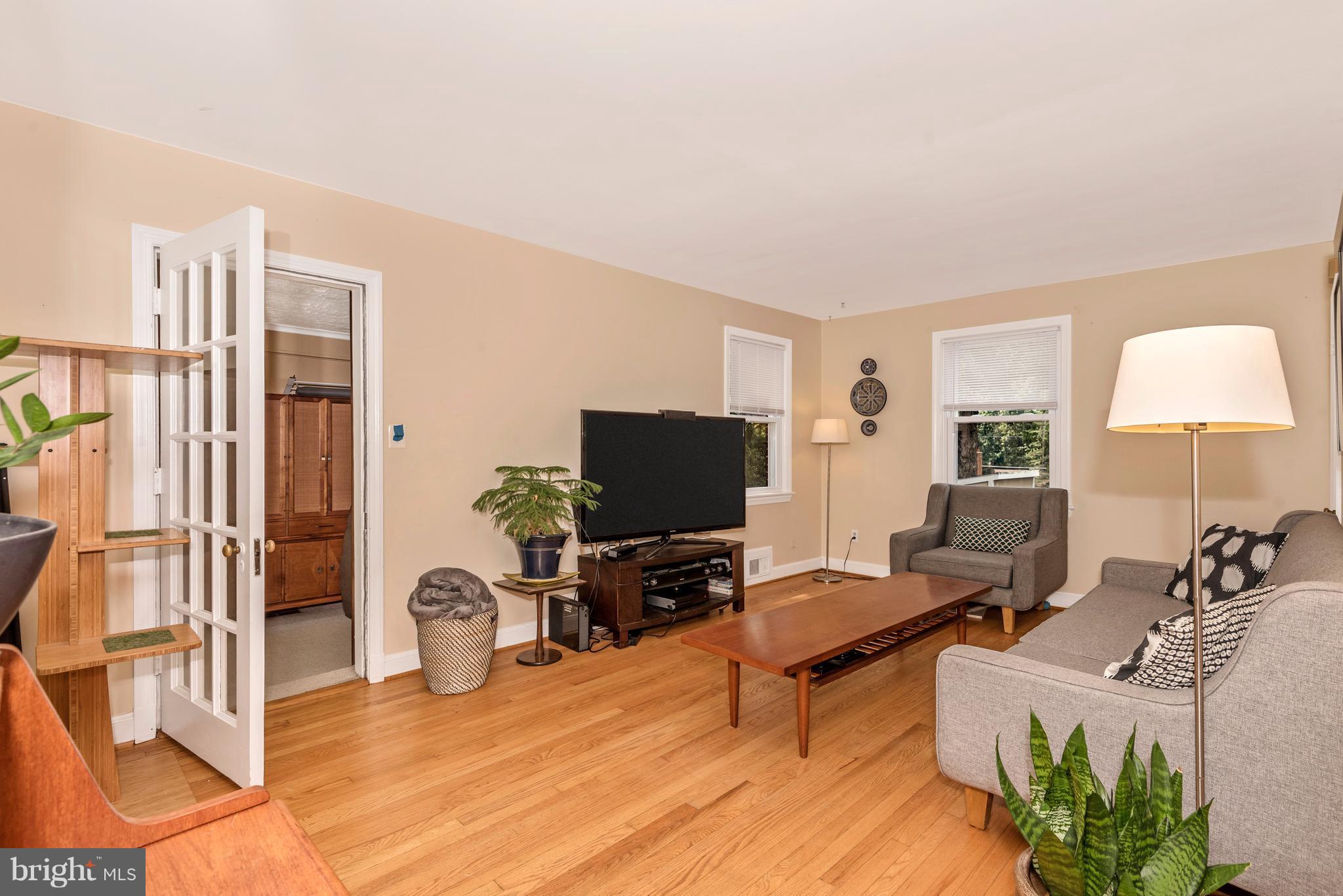 9216 Glenville Road Silver Spring, MD 20901 - Photo 4 of 24 Living Room