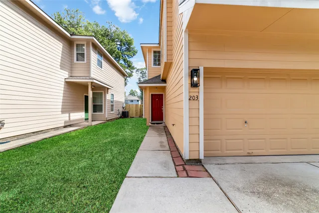 $2,300 | 203 West Stedhill Loop, The Woodlands, TX 77384