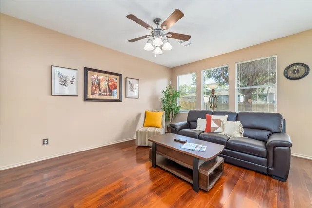 $2,300 | 203 West Stedhill Loop, The Woodlands, TX 77384