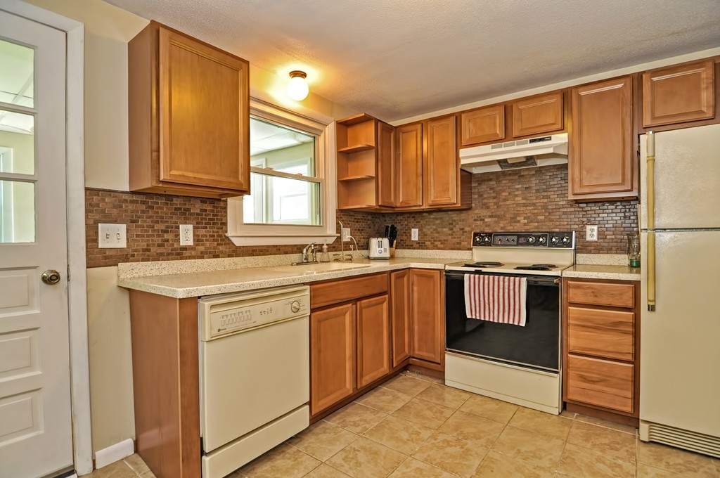 82 Woodruff Road Clinton, MA 01510 - Photo 4 of 25 Gallery Image 4