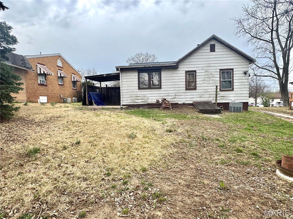 233 Springfield Road Hillsboro, IL 62049 - Photo 4 of 15