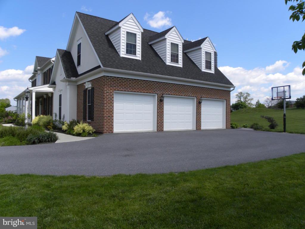 25 Brian Drive Lititz, PA 17543 - Photo 3 of 38 Gallery Image 3