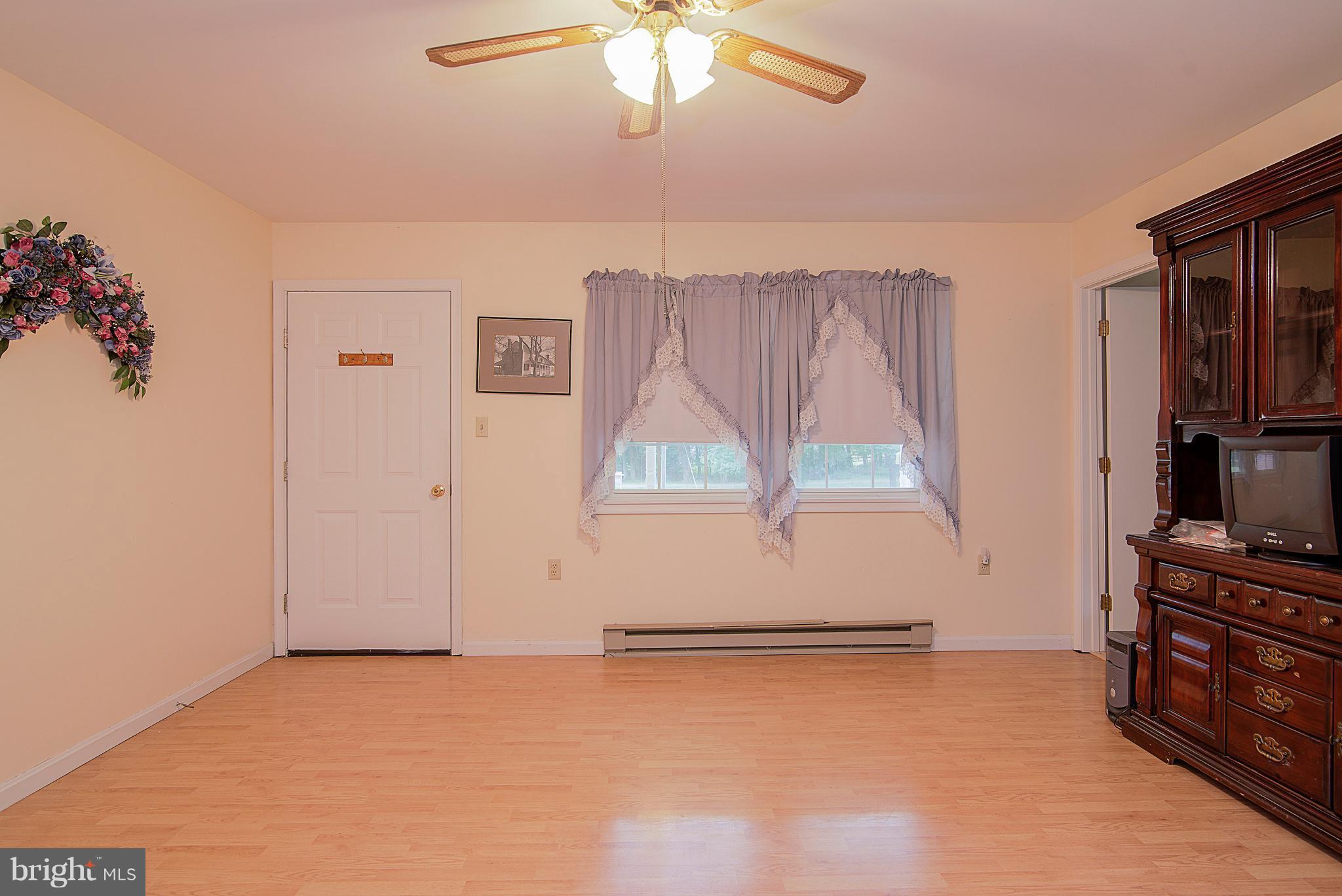 16055 Round Hill Road King George, VA 22485 - Photo 18 of 30 Living Room