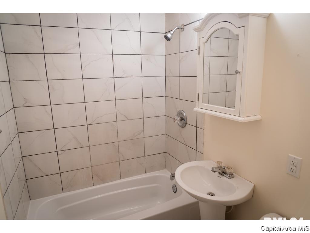 3216 Saxony Road Springfield, IL 62703 - Photo 14 of 24
