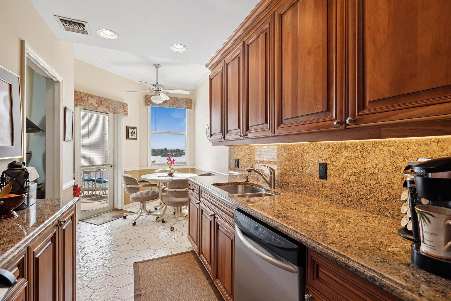 2860 South Ocean Boulevard, Unit 602 Palm Beach, FL 33480 - Photo 3 of 11 lapalma602kitchen