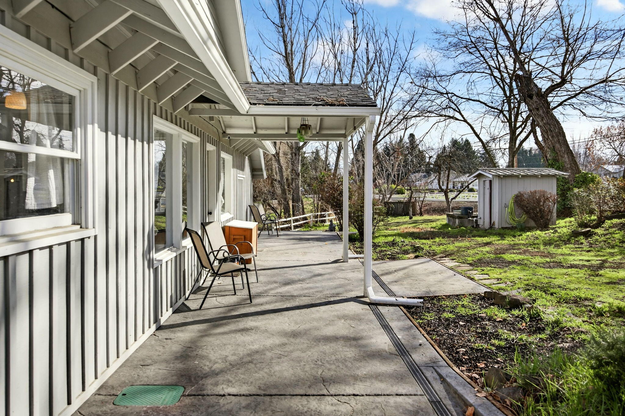 3418 South Stage Road Medford, OR 97501 - Photo 30 of 31 Covered front porch