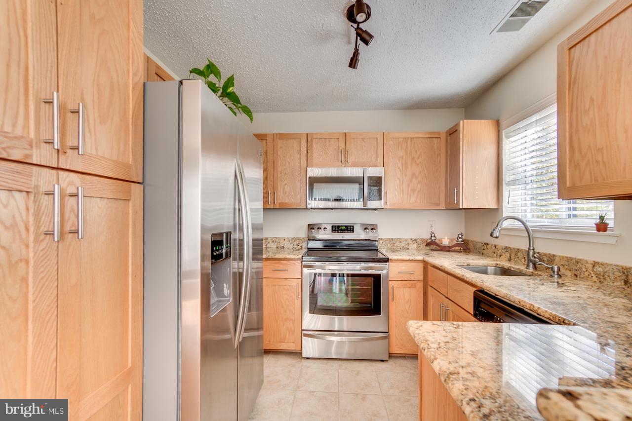 11031 Villaridge Court Reston, VA 20191 - Photo 13 of 38 Kitchen - With Stainless steel appliances