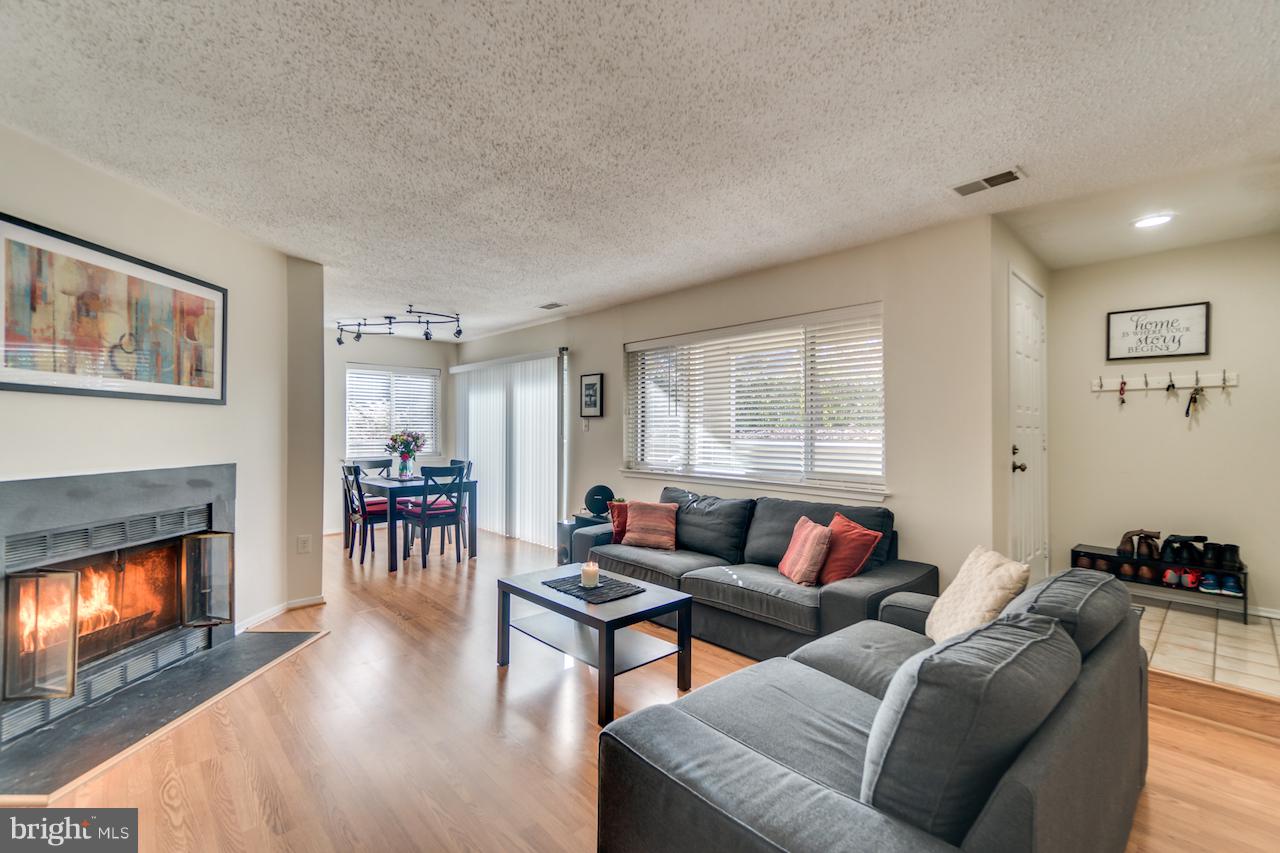 11031 Villaridge Court Reston, VA 20191 - Photo 6 of 38 Living Room - Photo #3