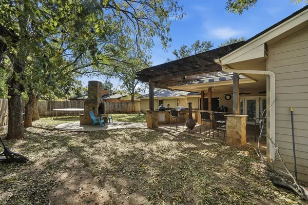 a view of a house with backyard
