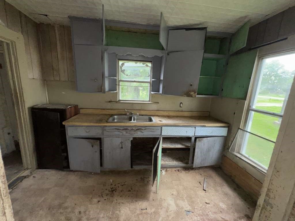 845 13th Street Port Arthur, TX 77640 - Photo 6 of 12 a room with table and window