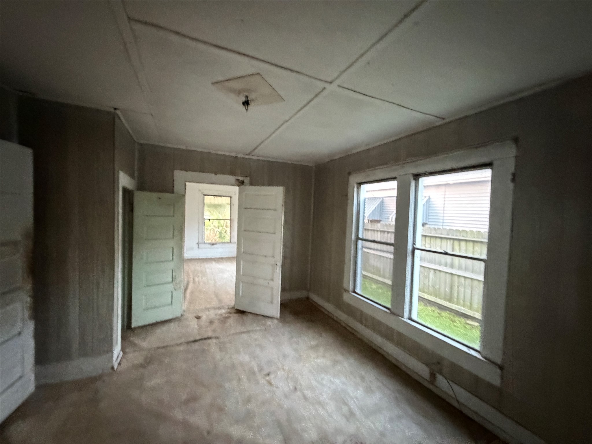 845 13th Street Port Arthur, TX 77640 - Photo 7 of 12 en empty room with windows