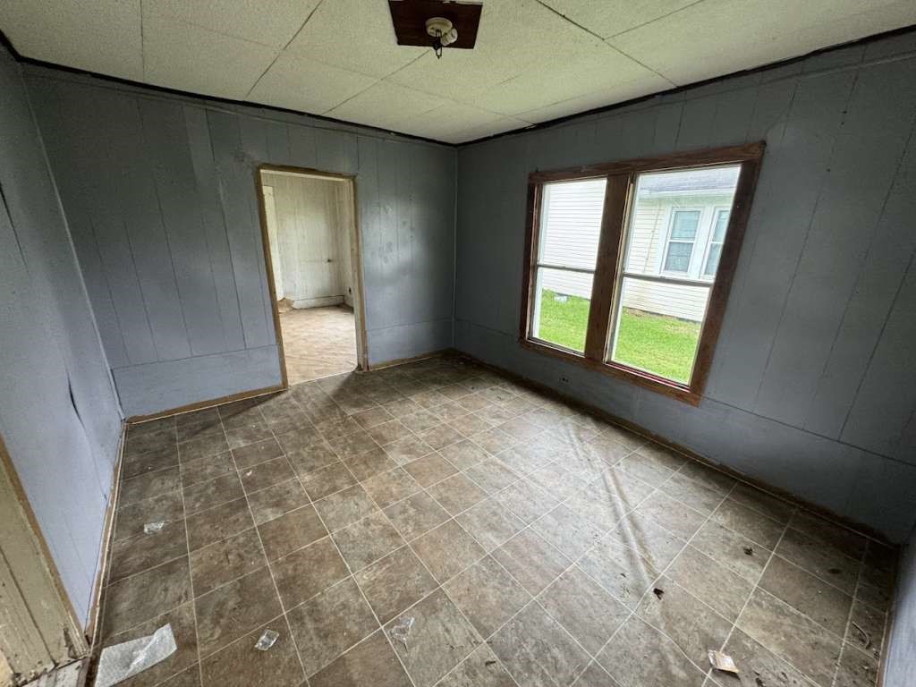 845 13th Street Port Arthur, TX 77640 - Photo 8 of 10 a view of an empty room with a window