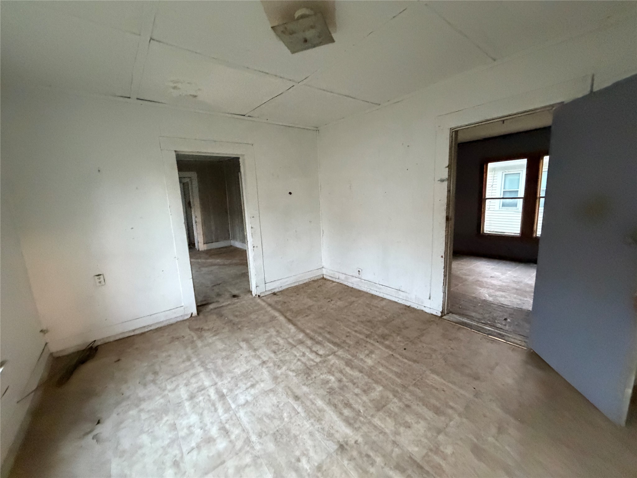 845 13th Street Port Arthur, TX 77640 - Photo 10 of 12 an empty room with windows