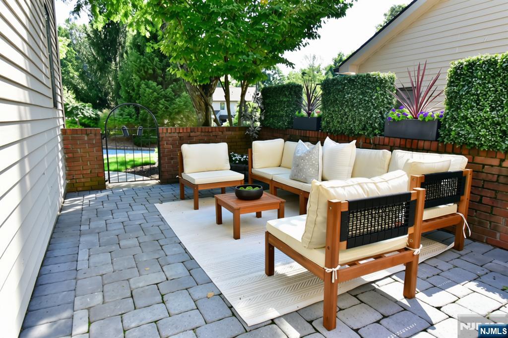 89 Fisher Road Mahwah, NJ 07430 - Photo 3 of 49 Gallery Image 3