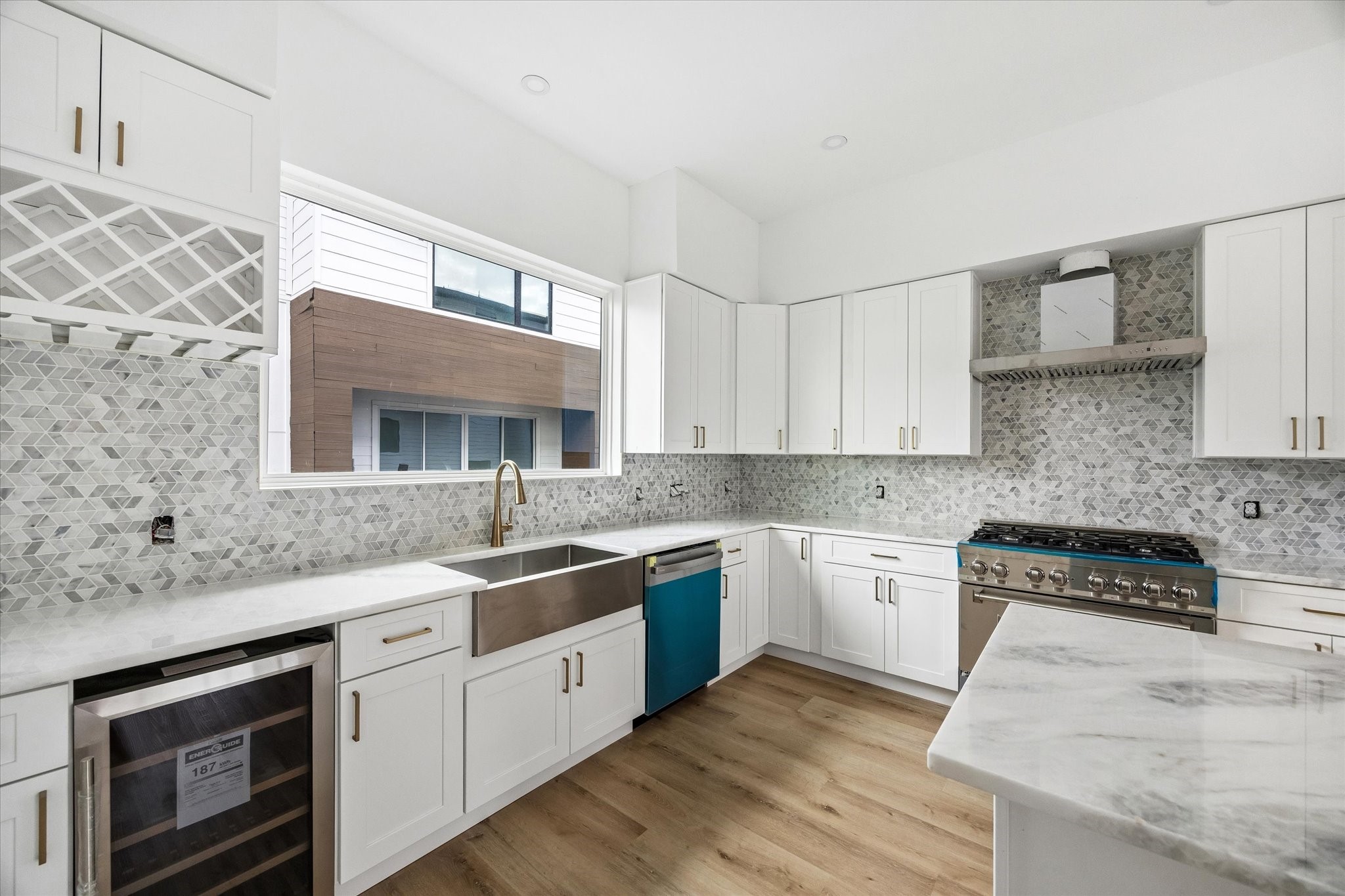 1034 West 17th Street, Unit B Houston, TX 77008 - Photo 4 of 25 The kitchen offers ample counter space, perfect for preparing your favorite meals with ease.