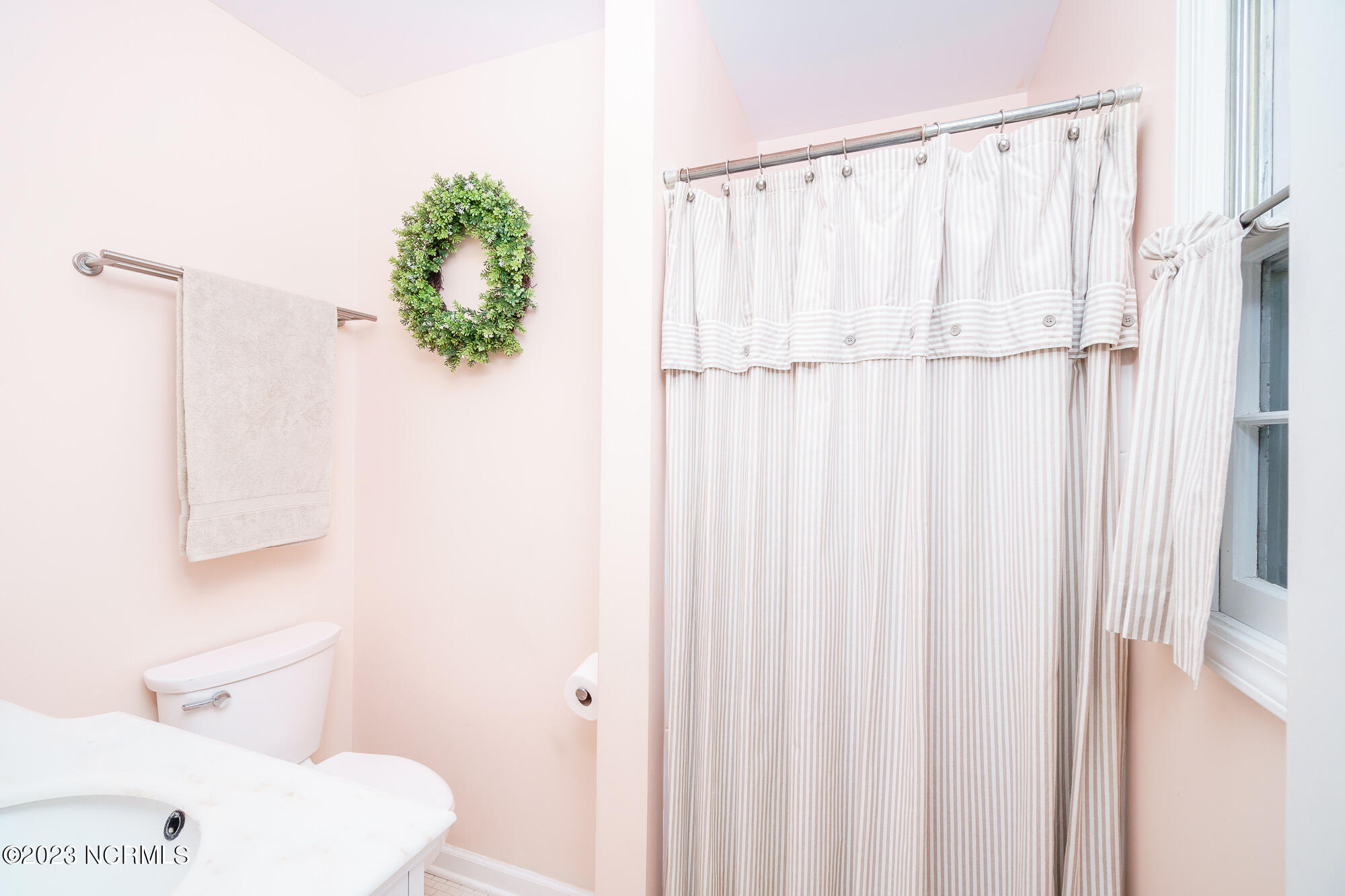 4200 Country Club Road Morehead City, NC 28557 - Photo 23 of 42 Primary Bathroom