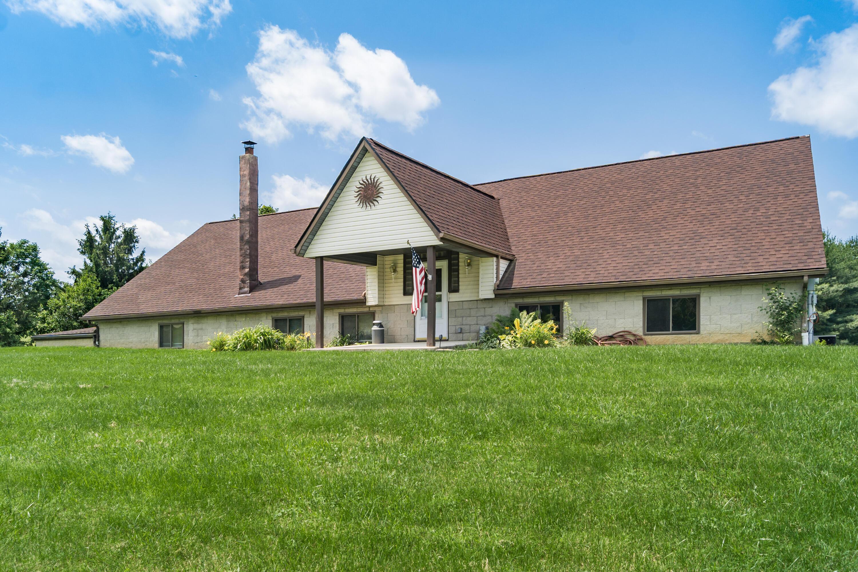 5795 Royalton Road Southwest Lancaster, OH 43130 - Photo 2 of 49 Large front yard