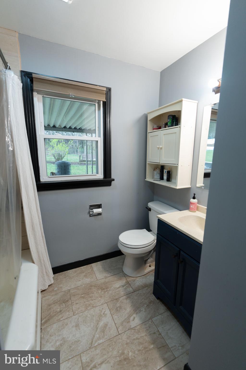 2291 Edenville Road Chambersburg, PA 17202 - Photo 9 of 27 Nicely accessorized bath