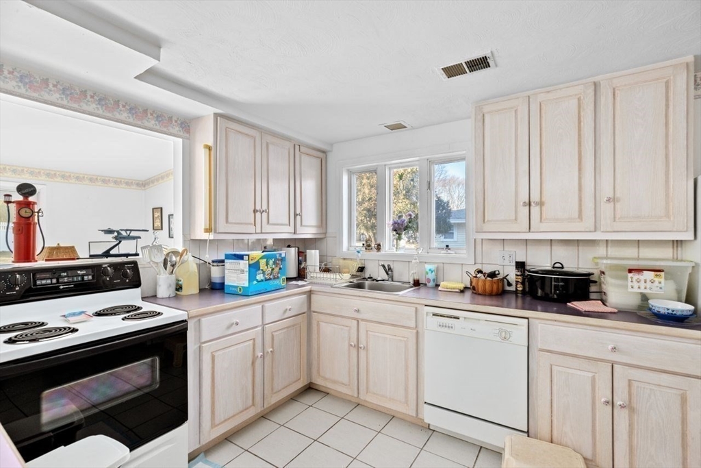 4 Michael Road Hingham, MA 02043 - Photo 8 of 41 Gallery Image 8