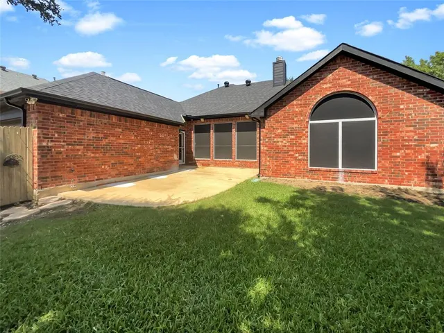 a front view of house with yard and garage