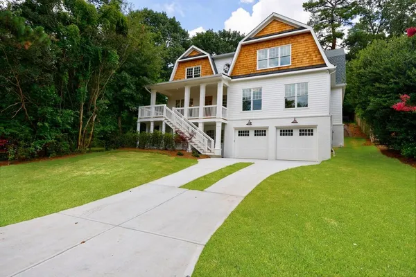 a view of a yard in front of house