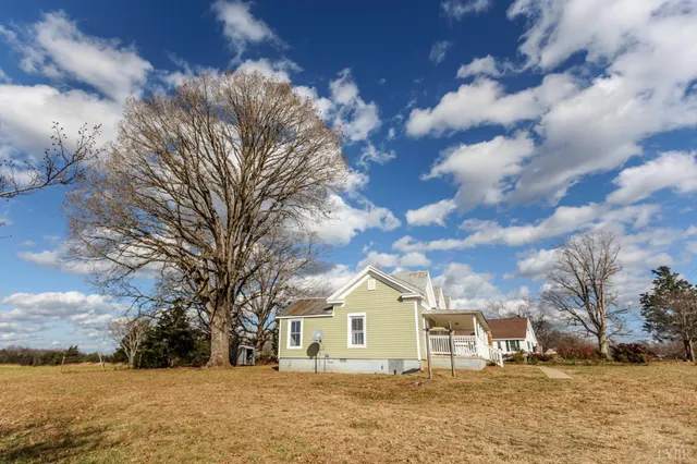 a view of house with a big yard