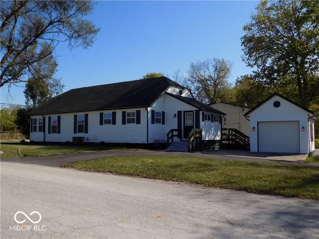 $585,000 | 876 West County Road 25 South, Greencastle, IN 46135
