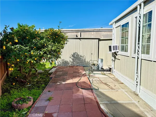 a view of a house with backyard