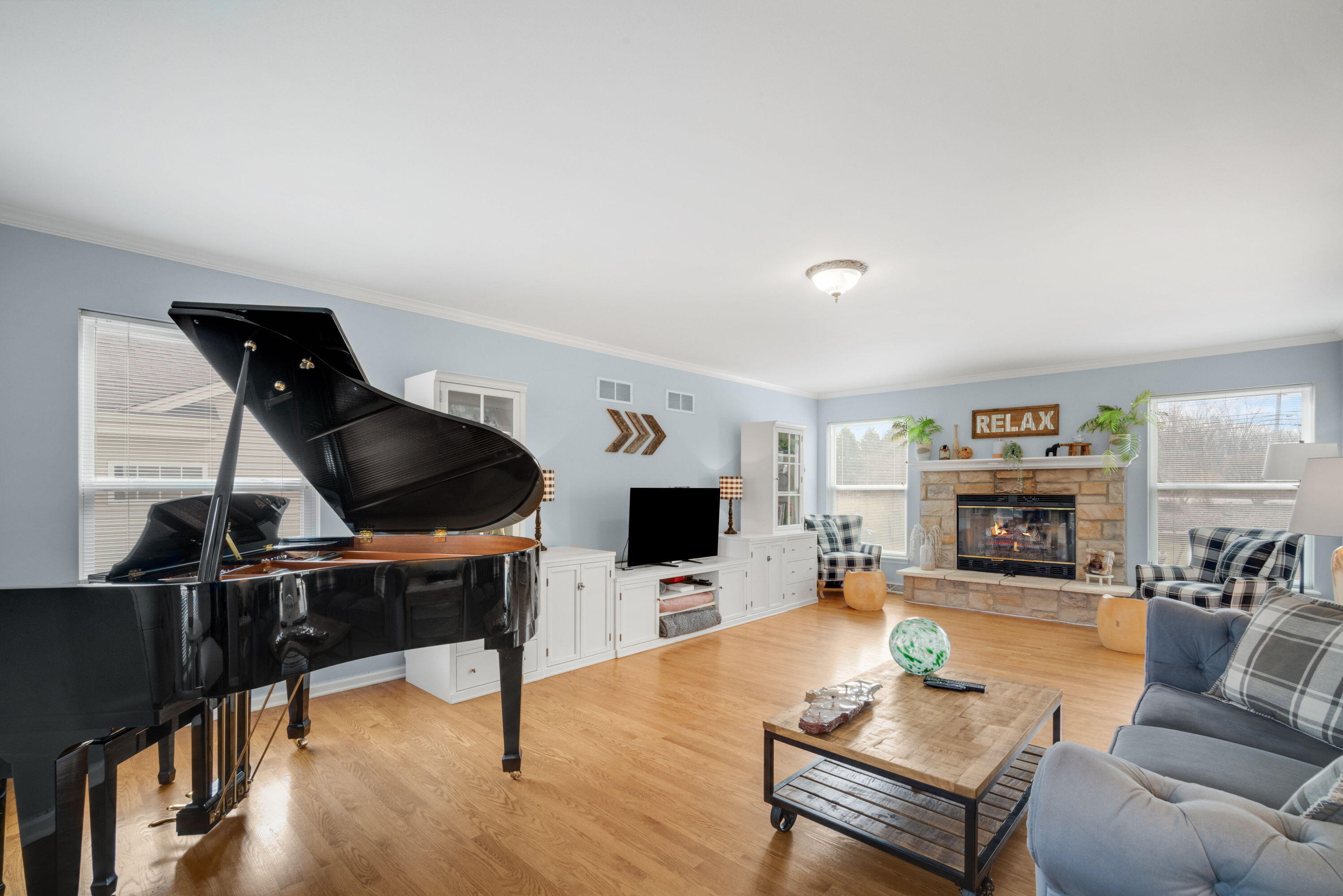 4113 West Whispering Ridge Pass Franklin, WI 53132 - Photo 4 of 29 4_imgDSC03307