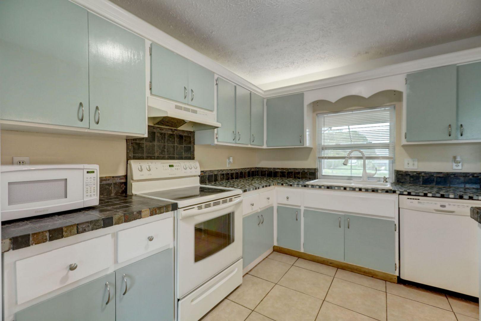 370 Southwest Undallo Road Port St. Lucie, FL 34953 - Photo 24 of 39 Kitchen