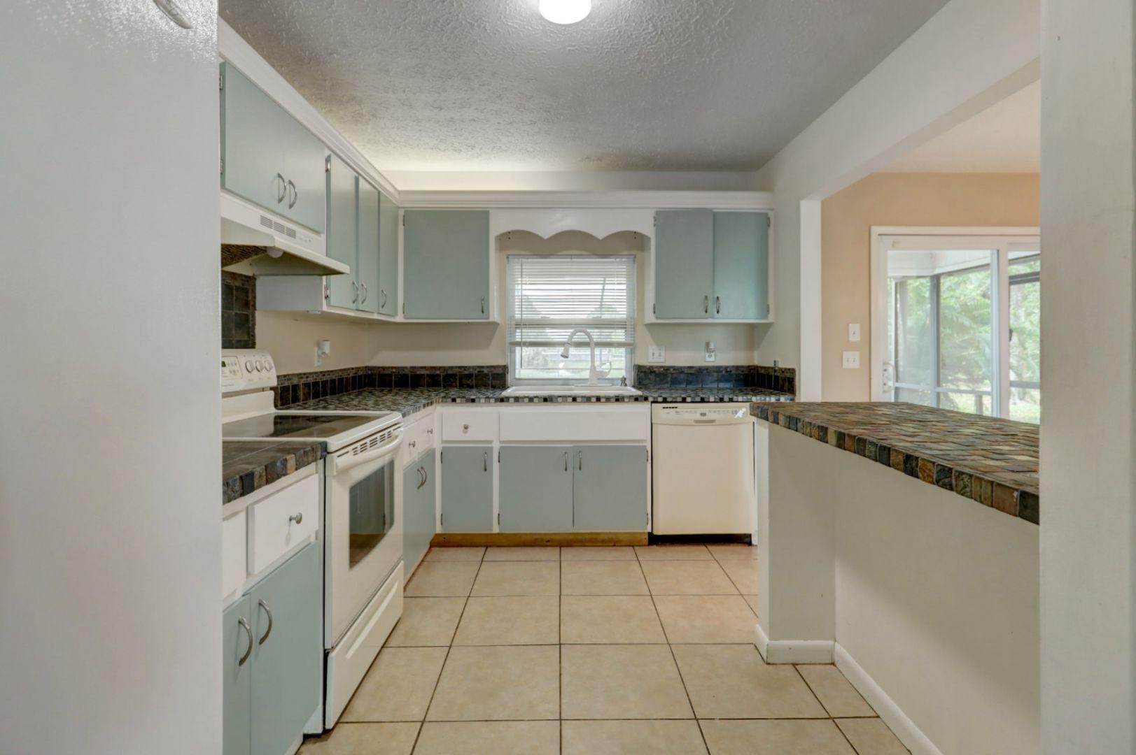 370 Southwest Undallo Road Port St. Lucie, FL 34953 - Photo 25 of 39 Kitchen