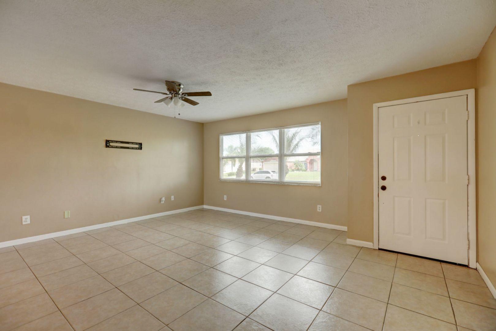 370 Southwest Undallo Road Port St. Lucie, FL 34953 - Photo 28 of 39 Living Room