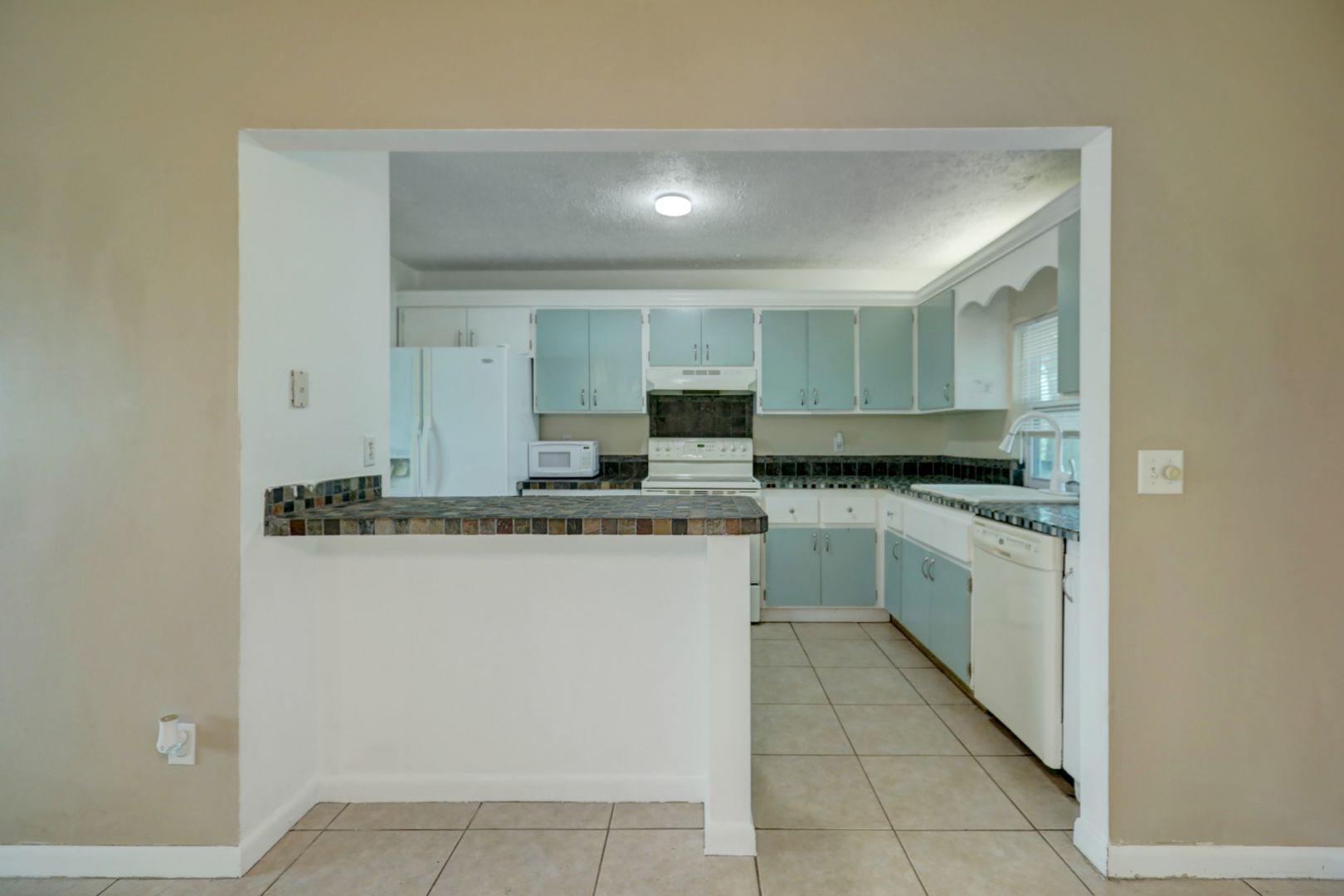 370 Southwest Undallo Road Port St. Lucie, FL 34953 - Photo 5 of 39 Dining - Kitchen