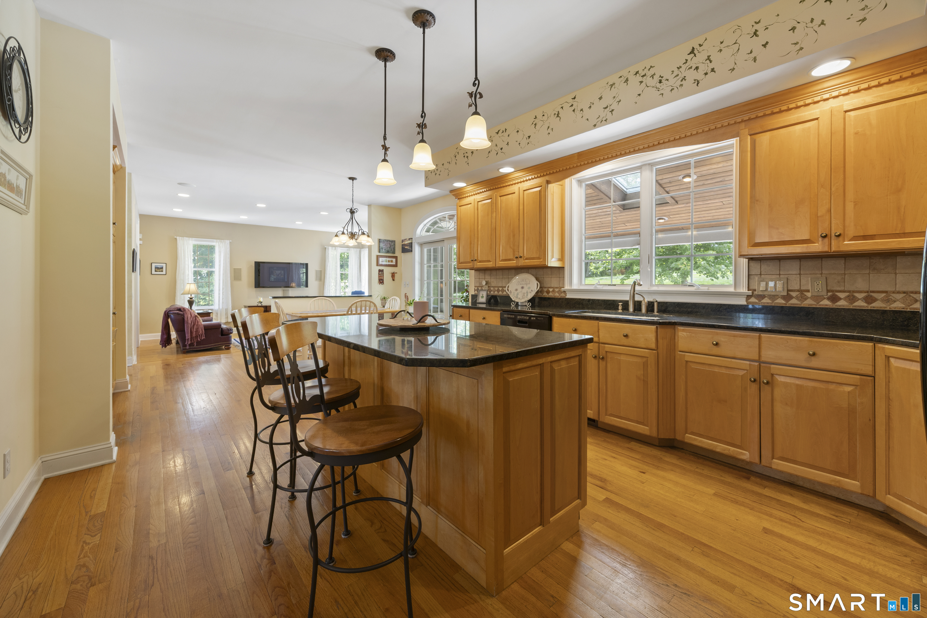 325 Westwood Road Bristol, CT 06010 - Photo 4 of 40